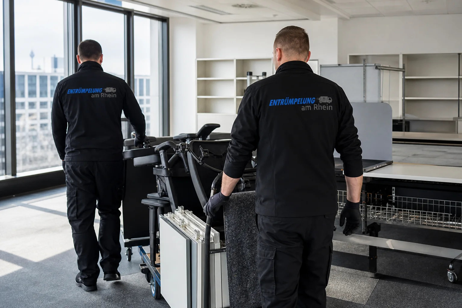 Mitarbeiter räumen Möbel aus einem Büro in Düsseldorf